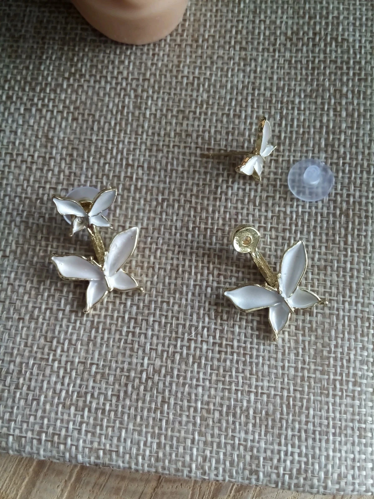Boucles d'oreilles fleurs blanches en 3 pièces – photo 2